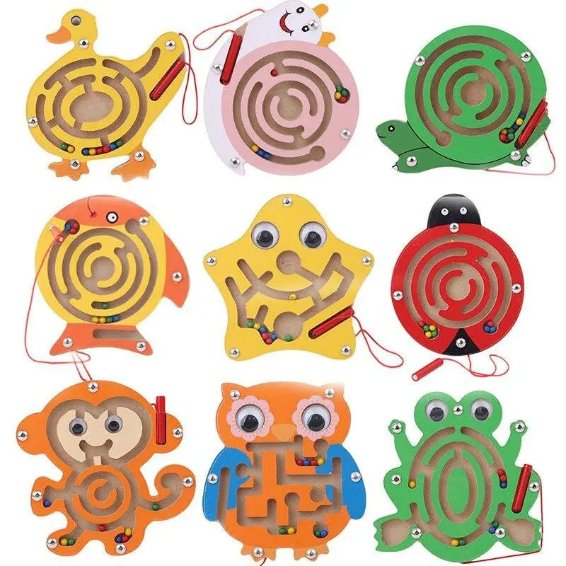 Enfant manipulant un labyrinthe en bois avec motifs d'animaux