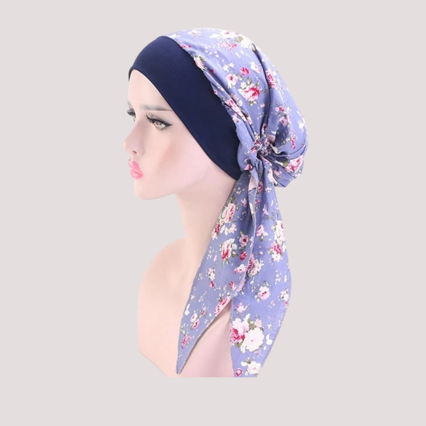 Foulard violet fleuri en mousseline sur fond blanc