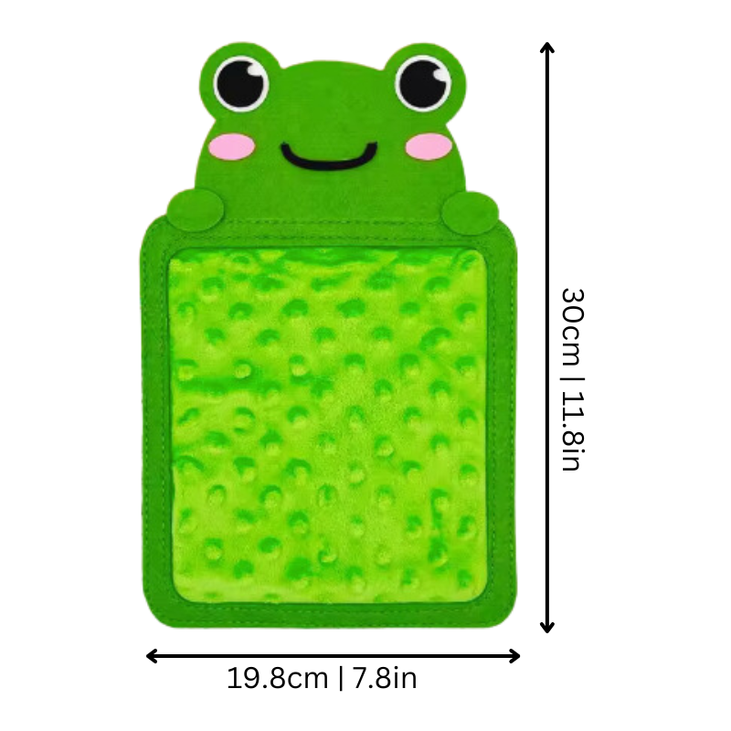 Enfant jouant avec un tapis sensoriel animal texturé
