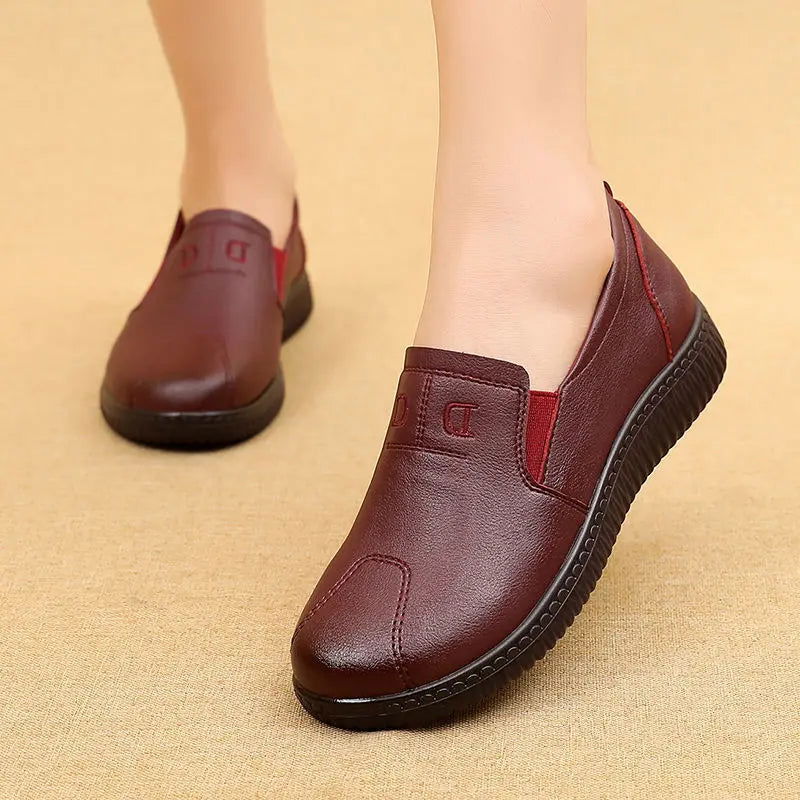 Profil des mocassins en cuir avec talon bas ergonomique