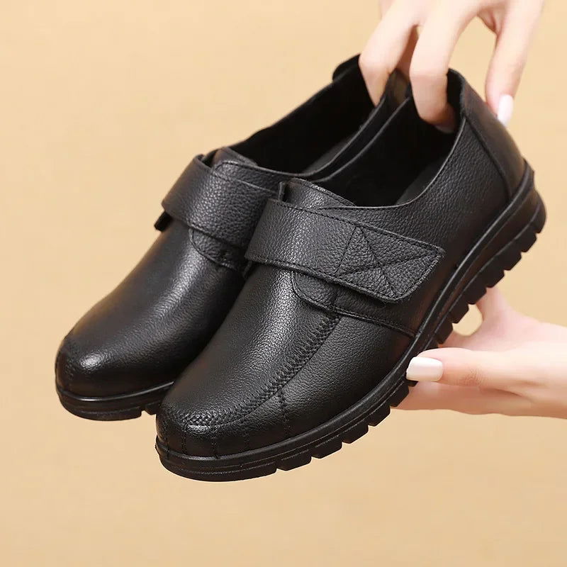 Détail de la fermeture velcro sur mocassins noirs