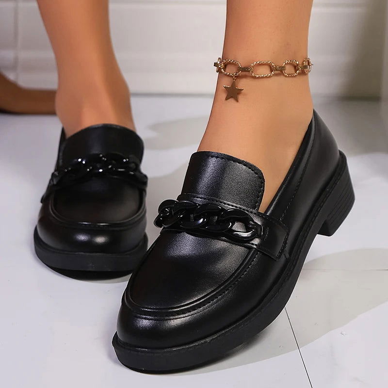Mocassins noirs élégants avec chaîne, vue de profil