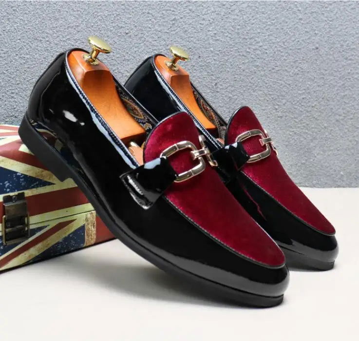 Mocassins posés sur une surface, design sophistiqué