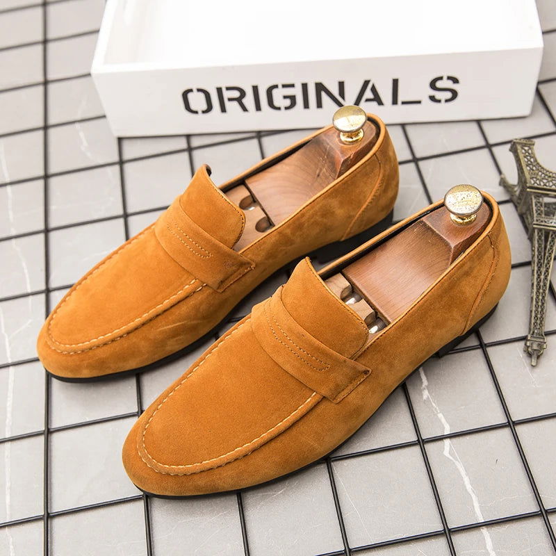 Mocassins en daim posés sur une surface en bois