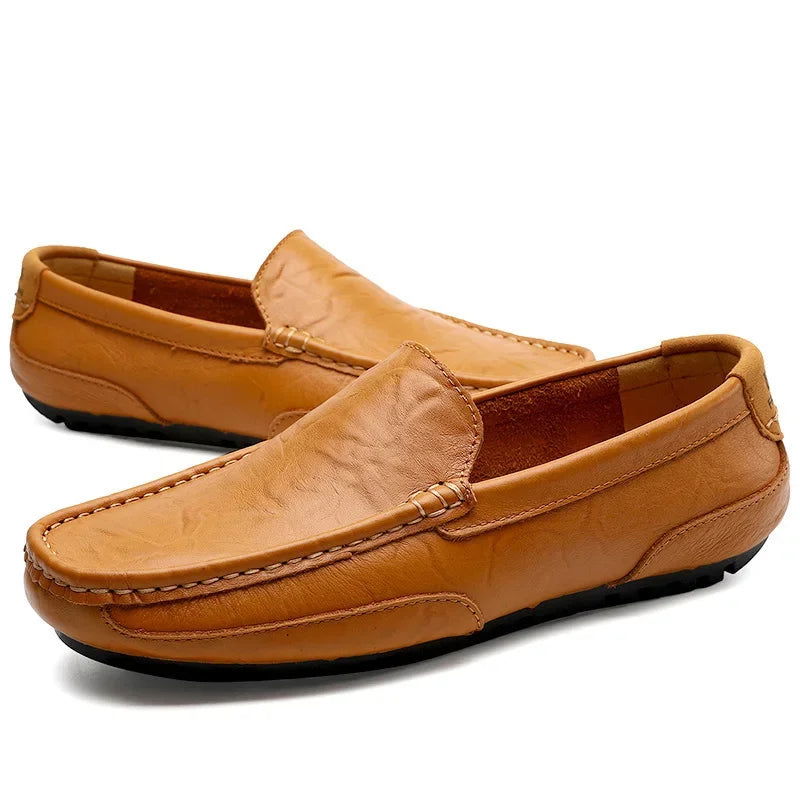 Vue générale des mocassins, soulignant le design soigné