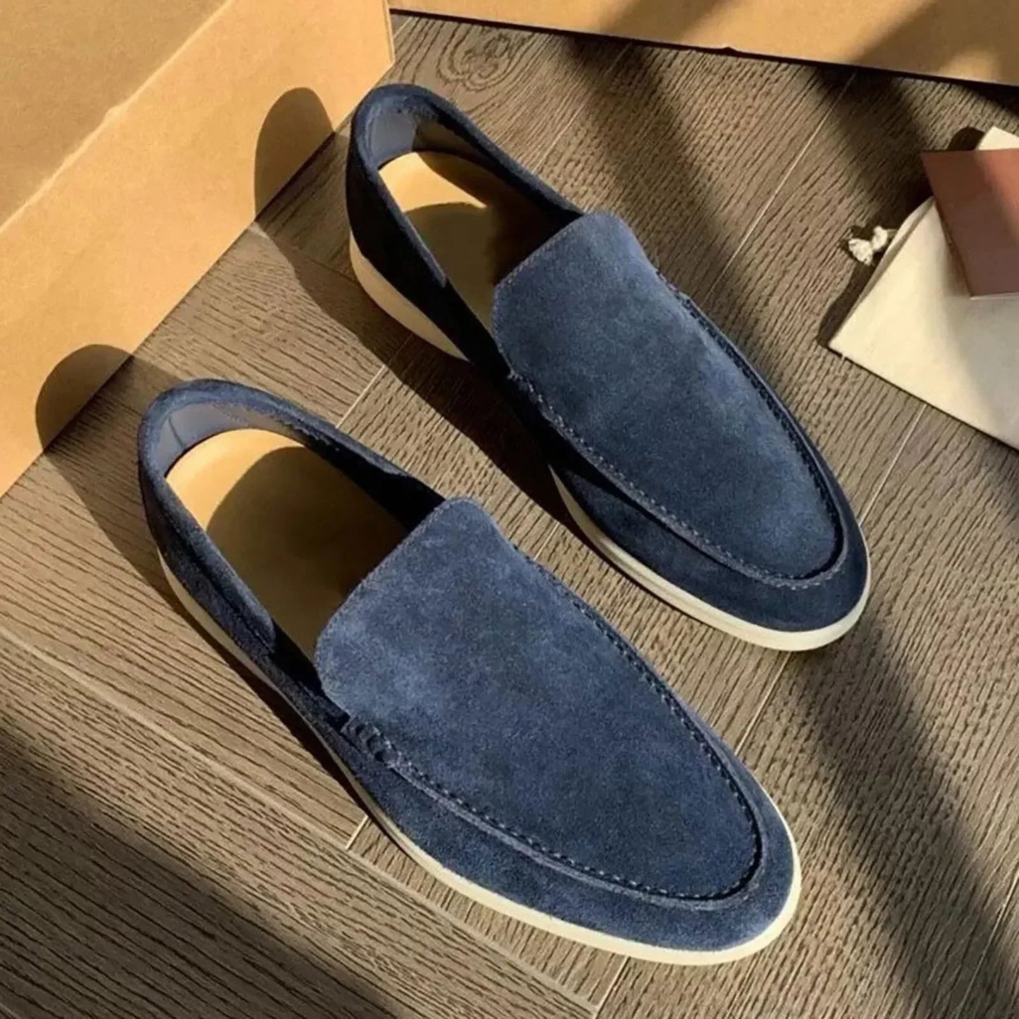 Mocassins en daim marron avec semelle ergonomique vue de côté
