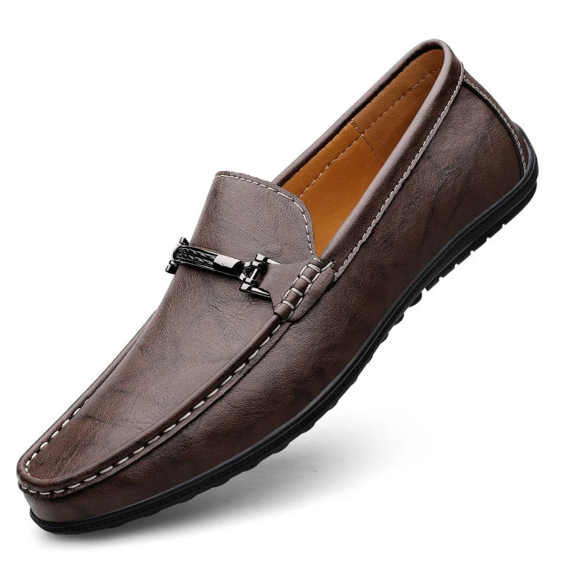 Vue d'ensemble des mocassins, détail sur le design sophistiqué