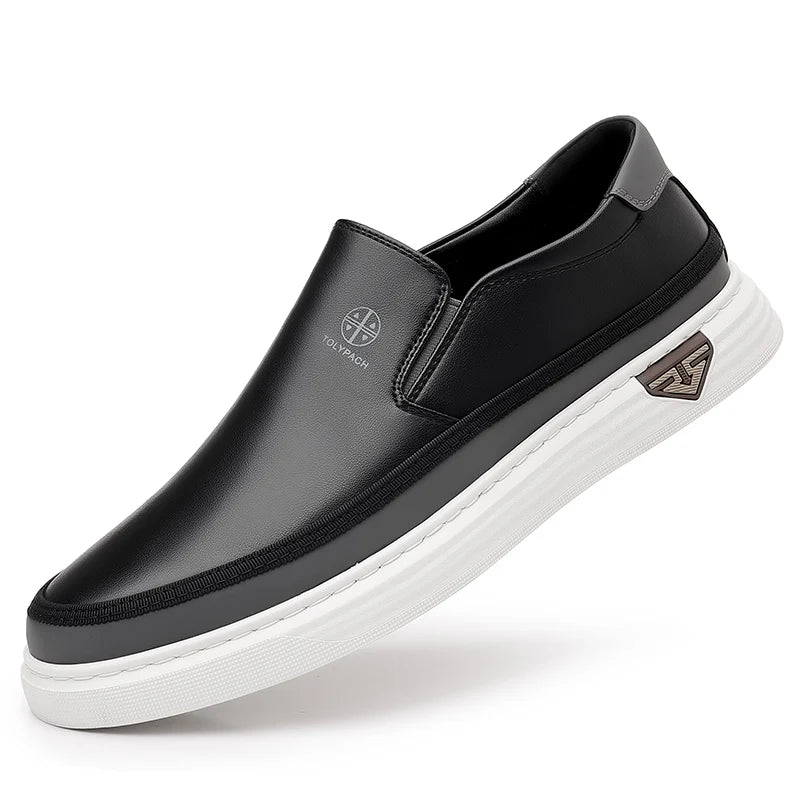 Mocassins en cuir sur fond neutre, design moderne et chic