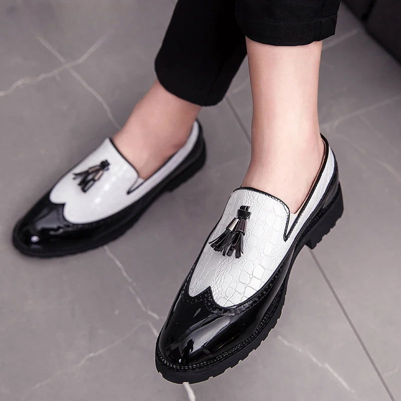 Mocassins en cuir verni, vue de dessus avec motifs texturés