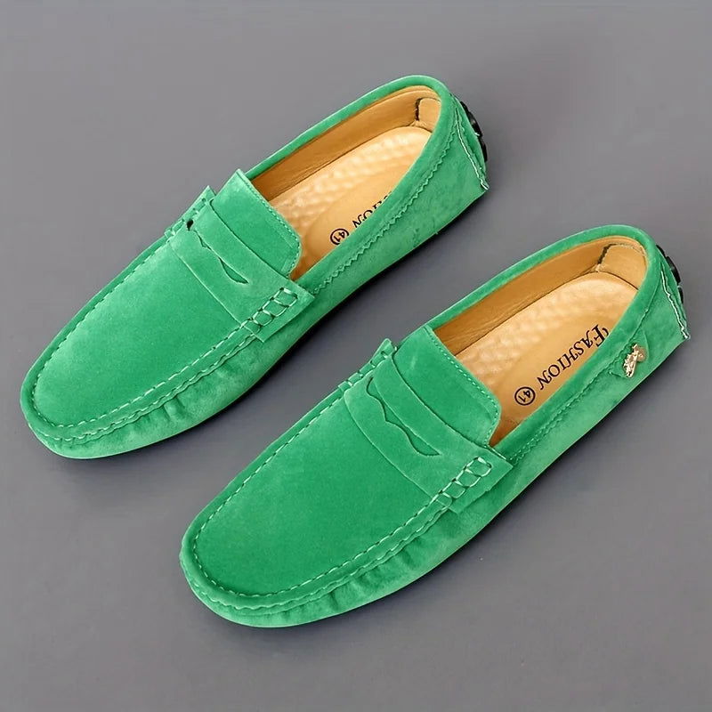 Mocassins en daim sur fond clair, design épuré