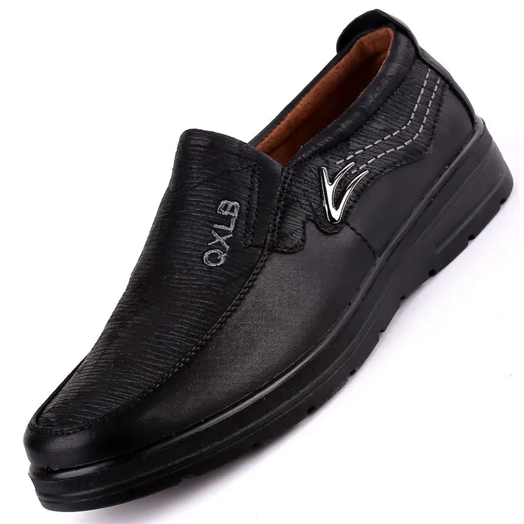 Gros plan sur les motifs subtils des mocassins en simili cuir
