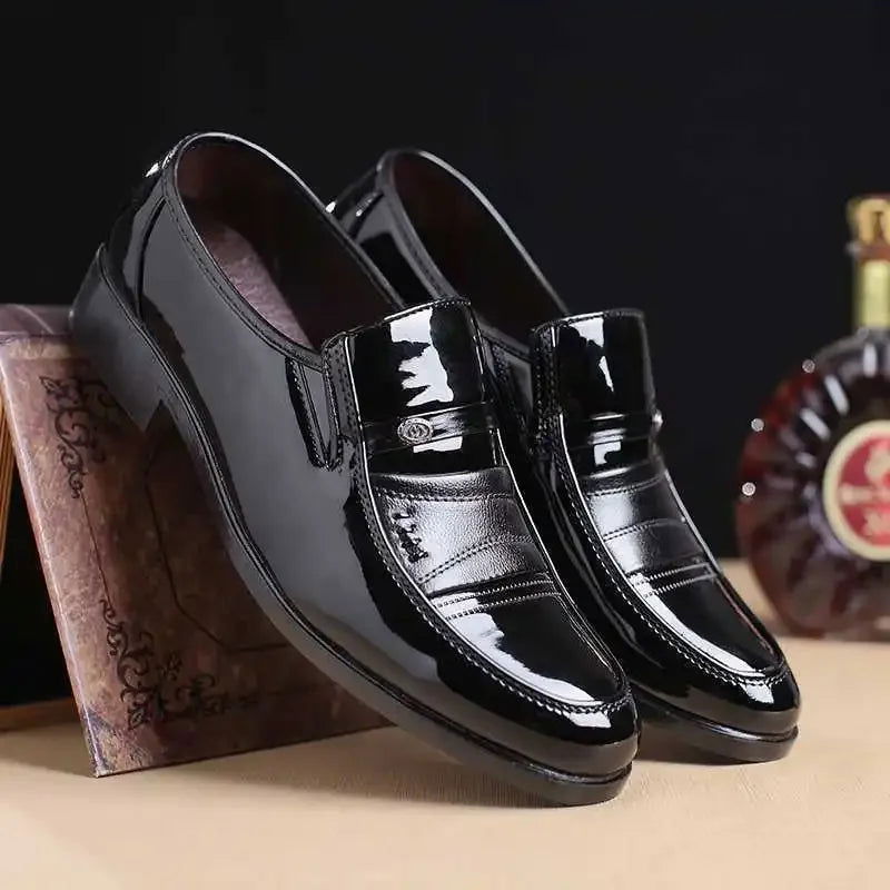 Vue de dessus des mocassins en simili cuir vernis