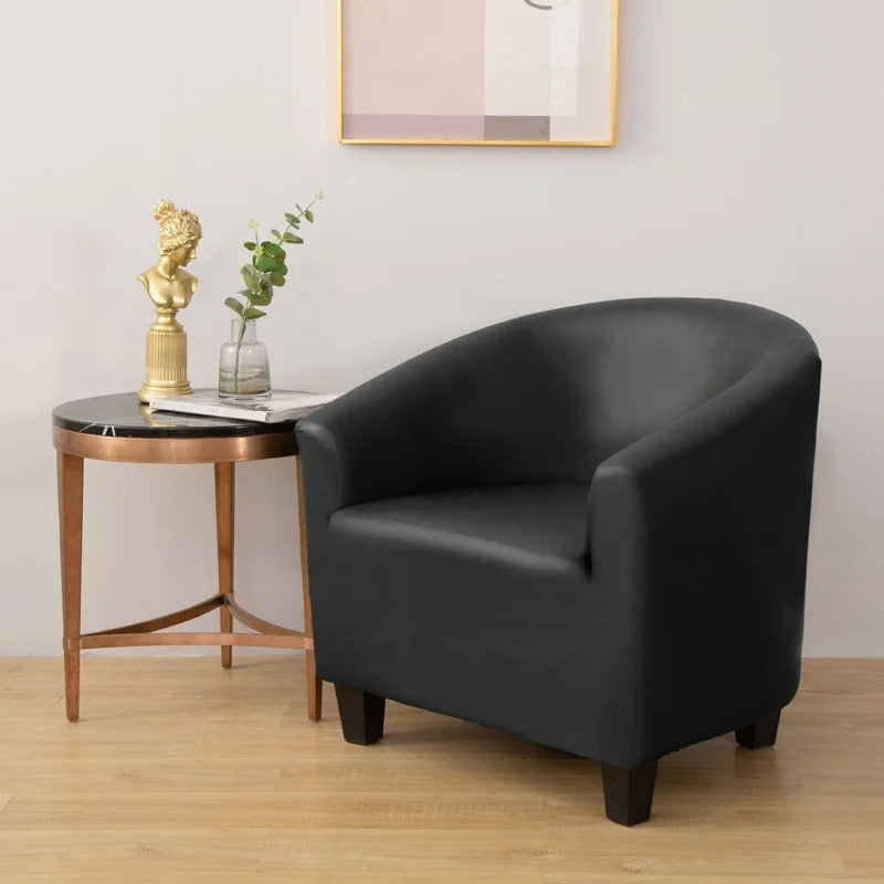 Housse noire en simili cuir sur fauteuil cabriolet