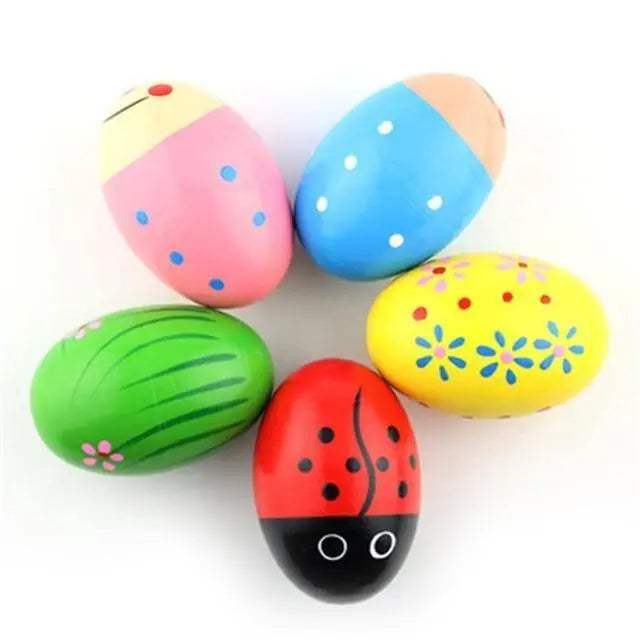 Œuf en bois Montessori sur fond blanc, couleur aléatoire