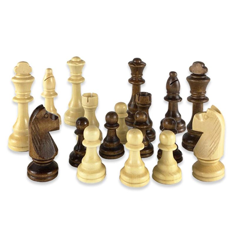 Gros plan sur les pièces d'échecs en bois avec feutre