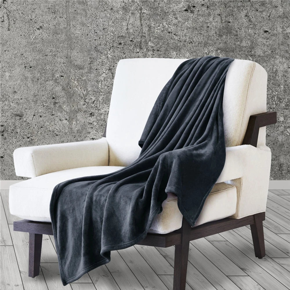 Plaid noir décoratif sur fauteuil, ajout chic et moderne