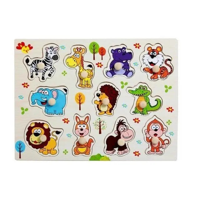 Enfants jouant avec un puzzle animalier en bois