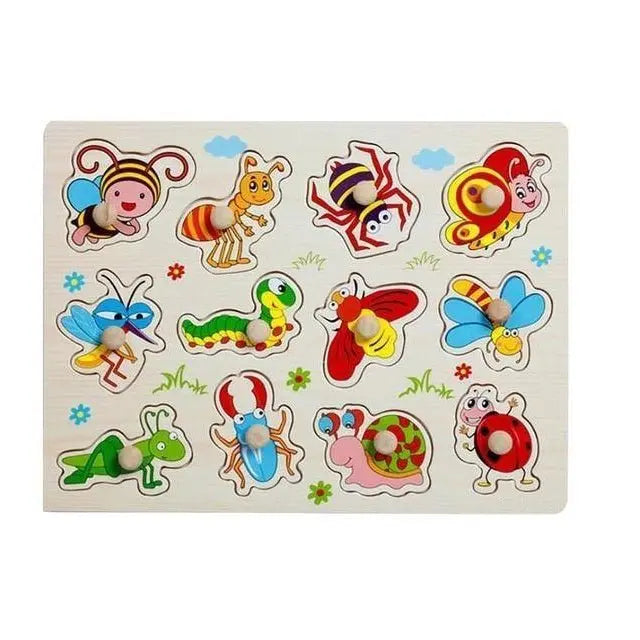 Enfant jouant avec un puzzle d'insectes en bois sur une table