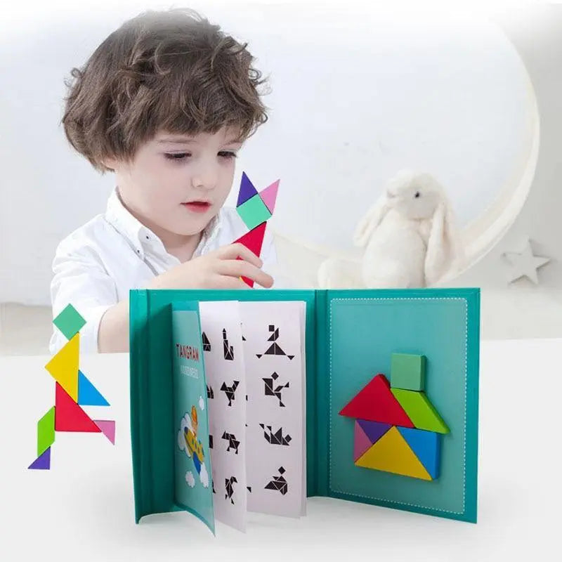 Vue rapprochée de pièces Tangram en bois coloré