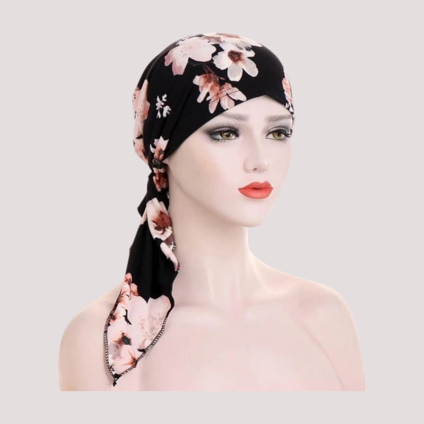 Foulard noir à motifs roses, noué sur cheveux