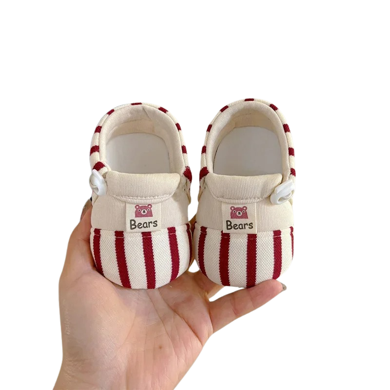 Chaussons rouges rayés pour bébé, confort et sécurité