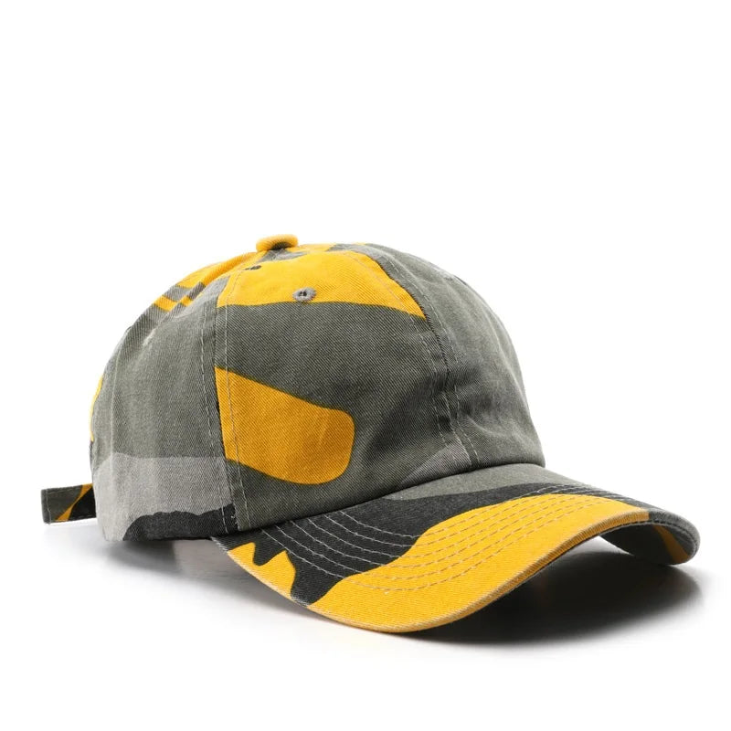 Casquette portée, intégrée dans une tenue décontractée