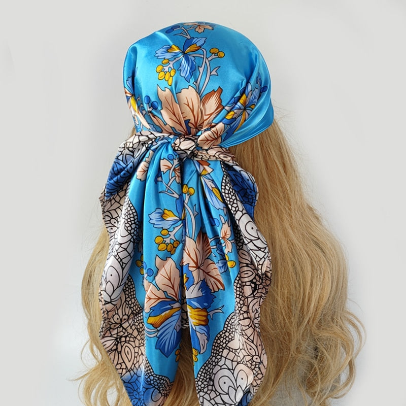 Foulard carré bleu clair avec motifs de feuilles