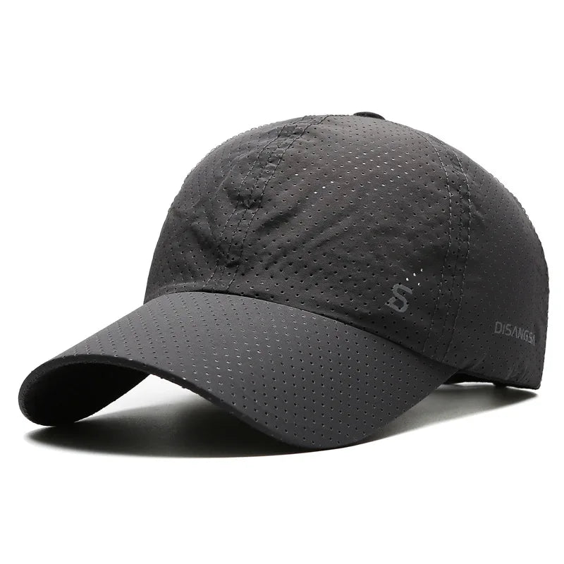 Casquette en plein air, mise en scène sur un rocher
