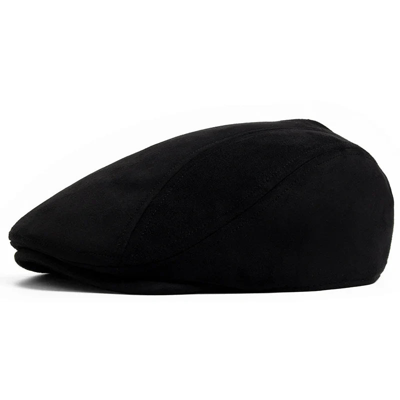 Homme assis en extérieur avec un béret en daim bleu