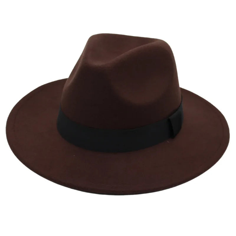 Chapeau Fedora rouge sur une étagère en bois clair