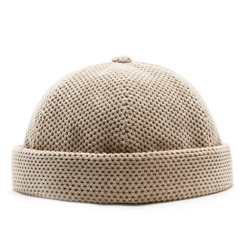 Bonnet beige avec sangle ajustable, posé à plat