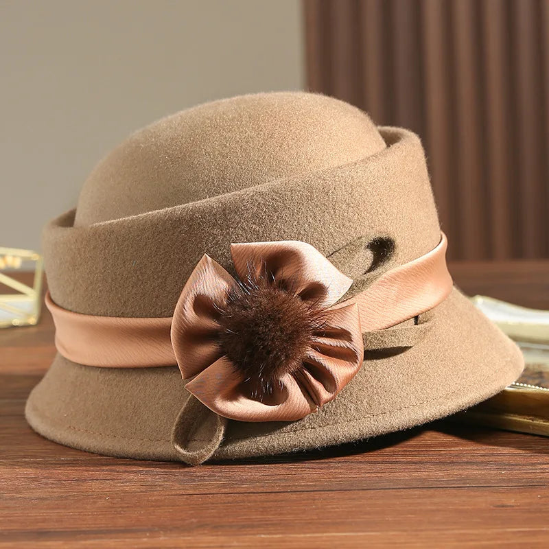 Vue latérale d'un chapeau cloche avec bord large