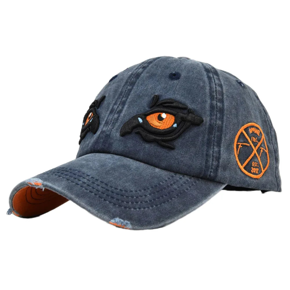 Gros plan sur la broderie des yeux sur casquette