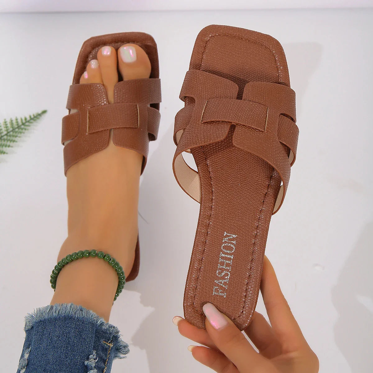 Sandales minimalistes avec brides croisées en PU