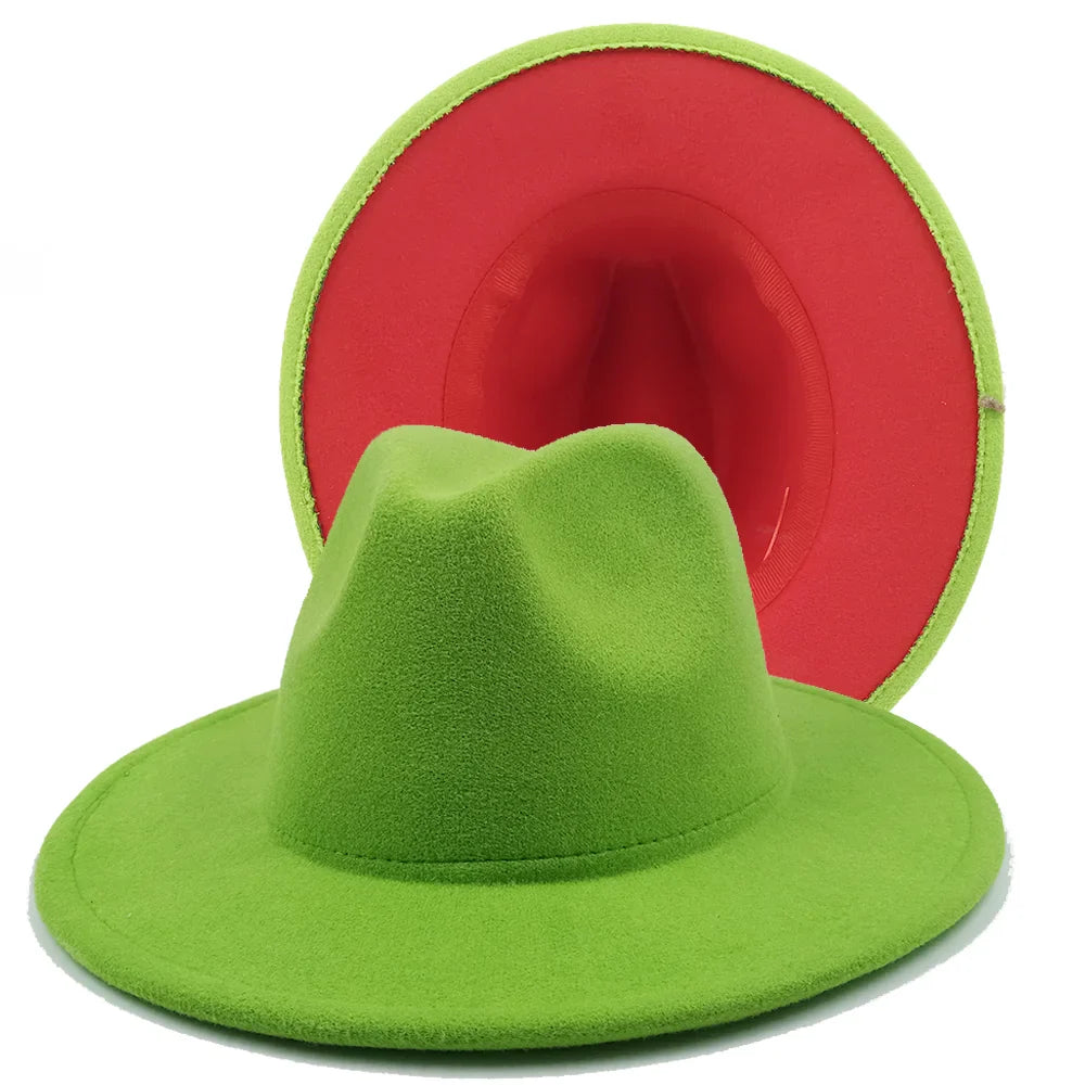 Vue latérale d'un chapeau Fedora posé sur table