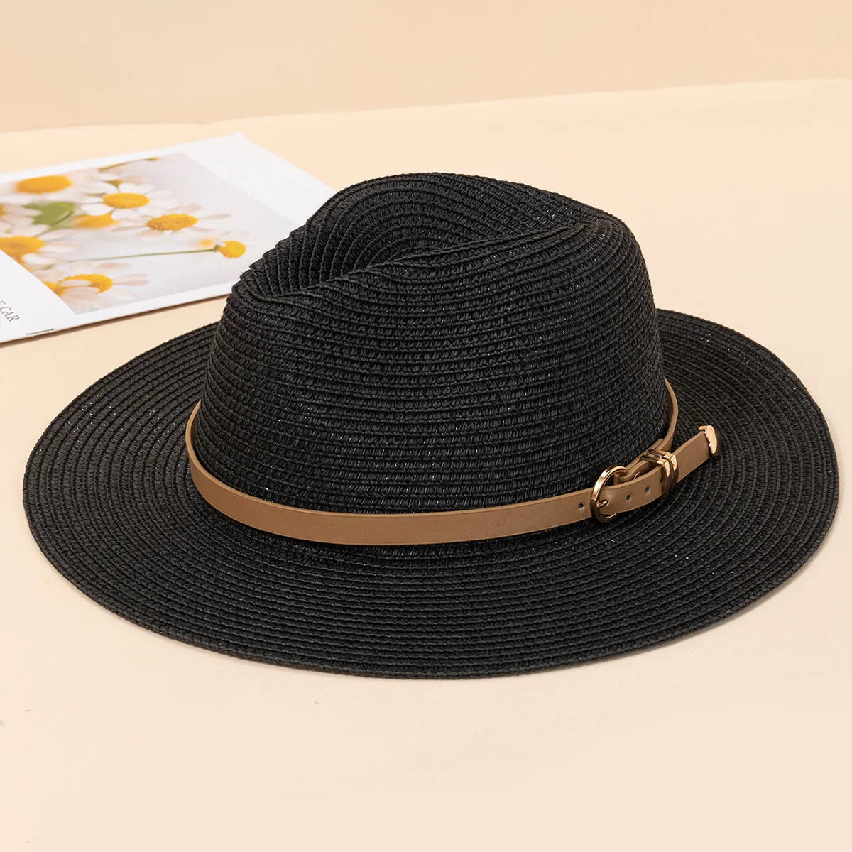 Homme assis portant un chapeau Panama, regard vers l'horizon