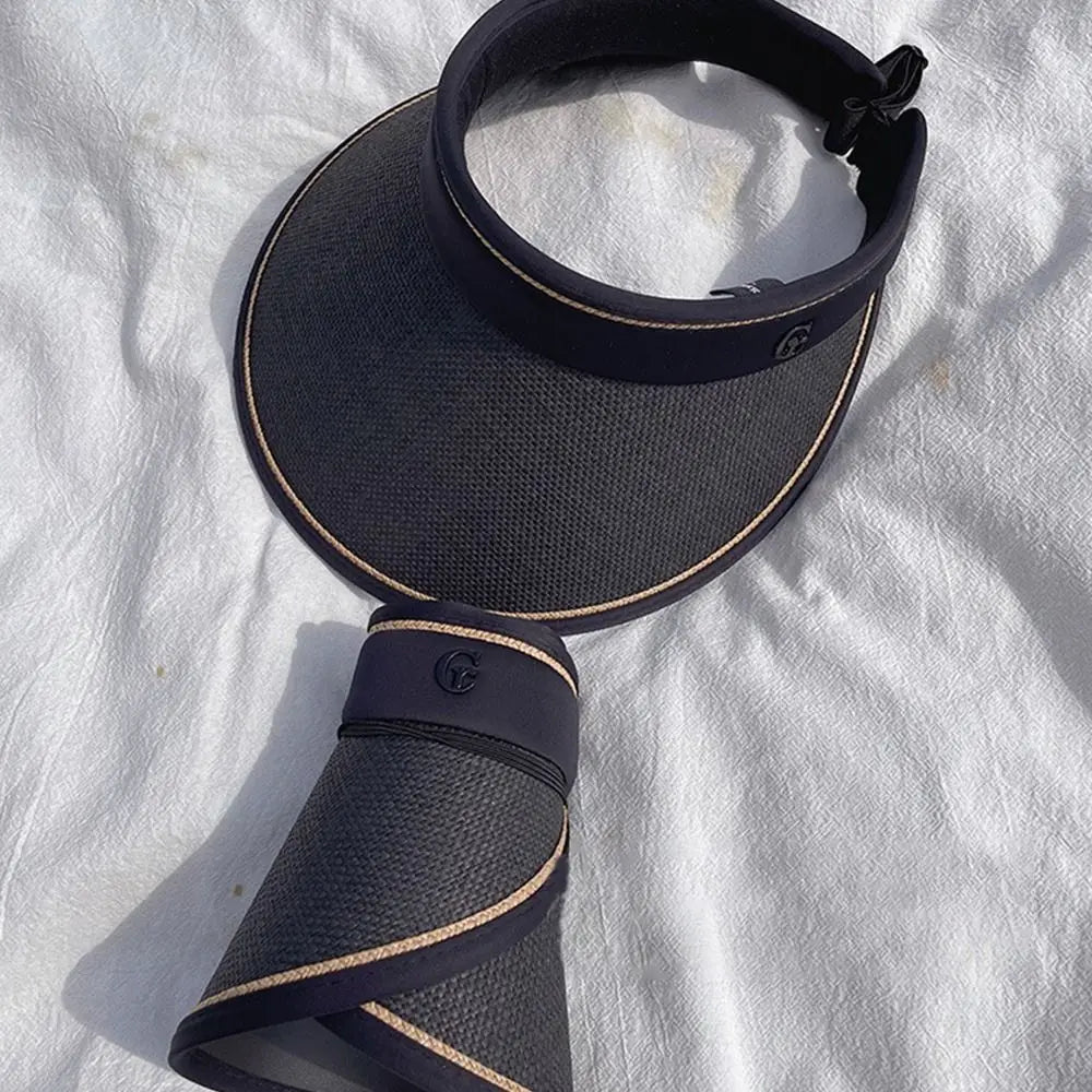 Chapeau de paille posé sur une plage de sable