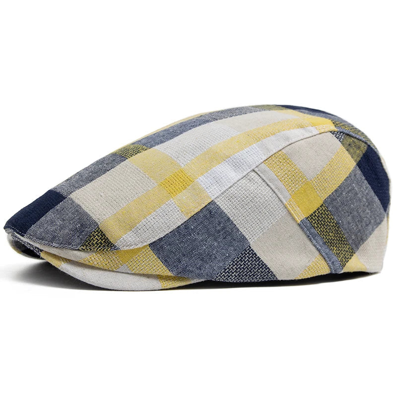 Béret en coton léger posé sur une table en extérieur