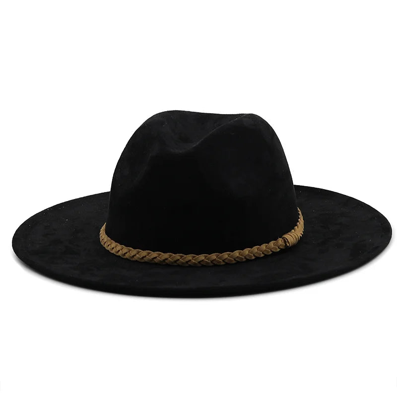 Chapeau Fedora marron posé sur une table en bois
