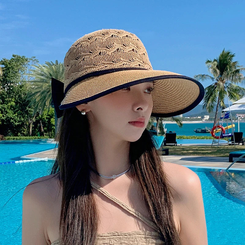 Chapeau de paille avec large bord sur fond bleu