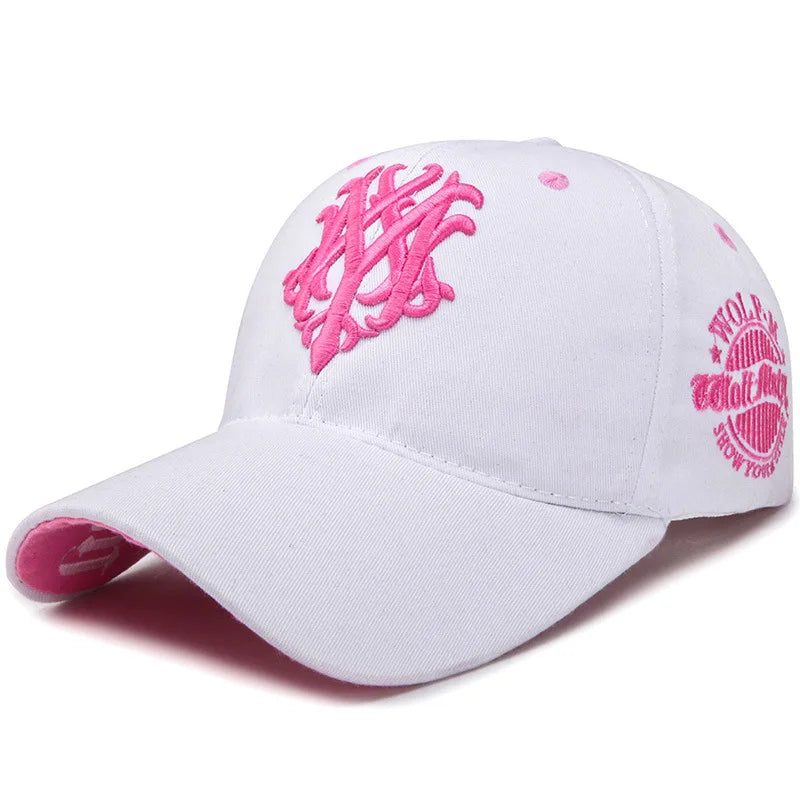 Casquette bleue avec détails brodés, posée sur une surface en tissu