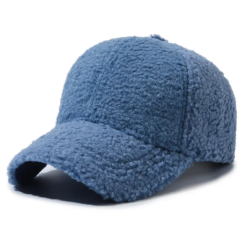 Casquette en polaire bleue avec coutures apparentes sur fond clair