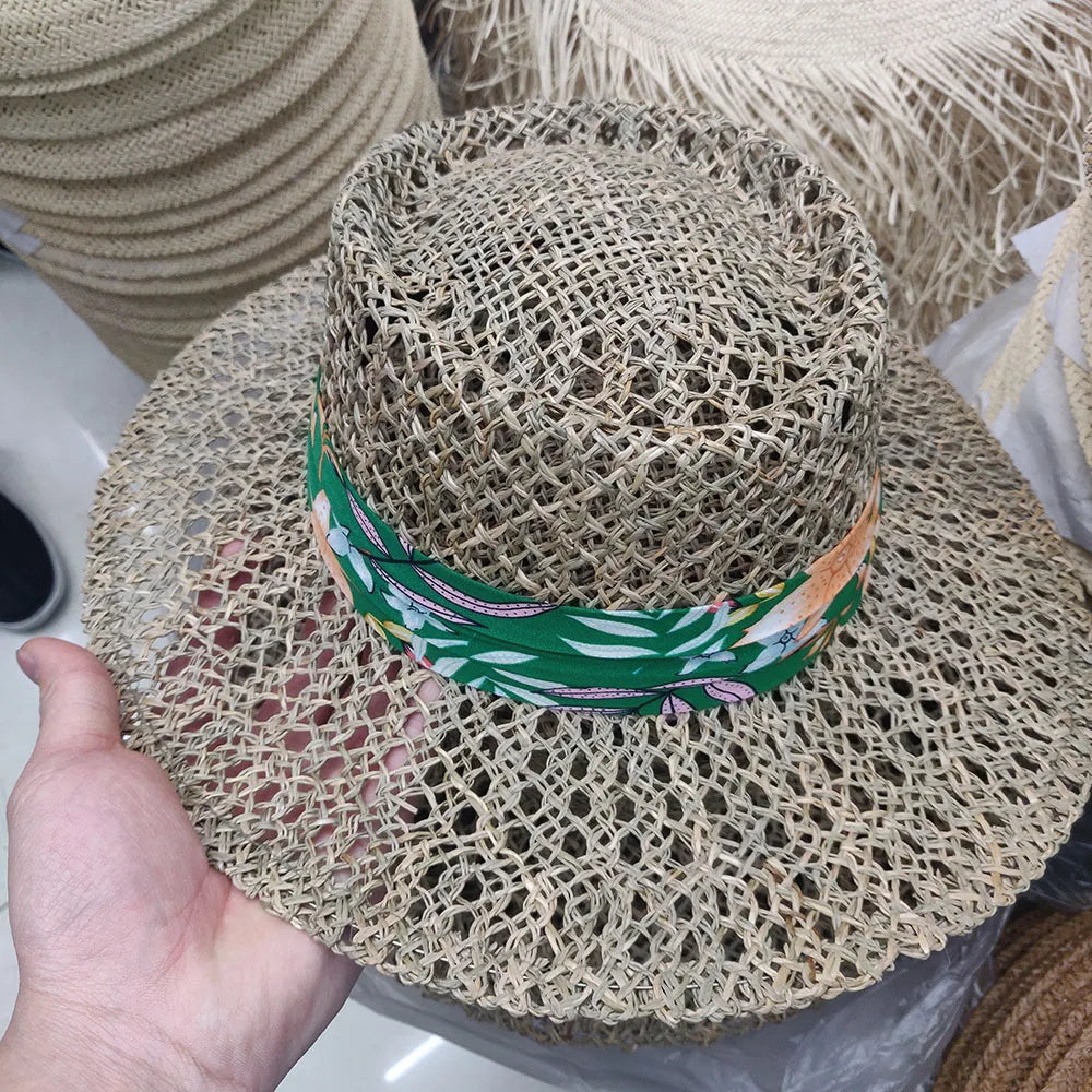 Chapeau de paille suspendu à une branche d'arbre