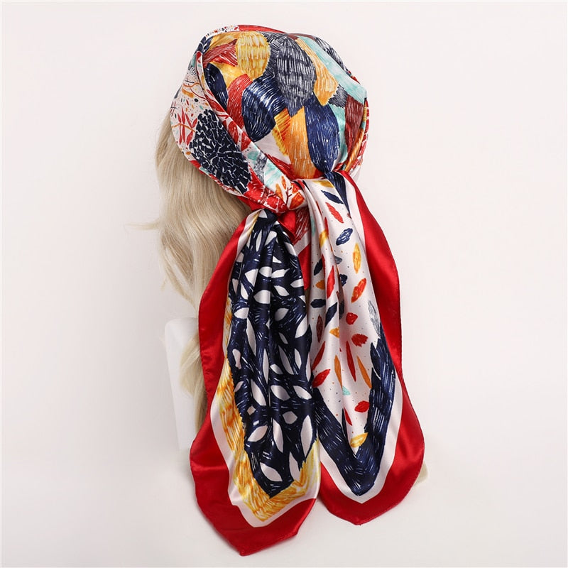 Foulard carré multicolore en soie noué sur cheveux