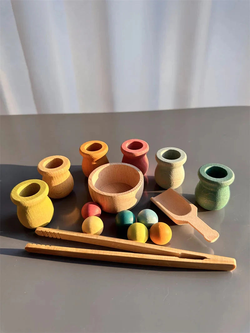 Main d'enfant manipulant des pièces en bois colorées