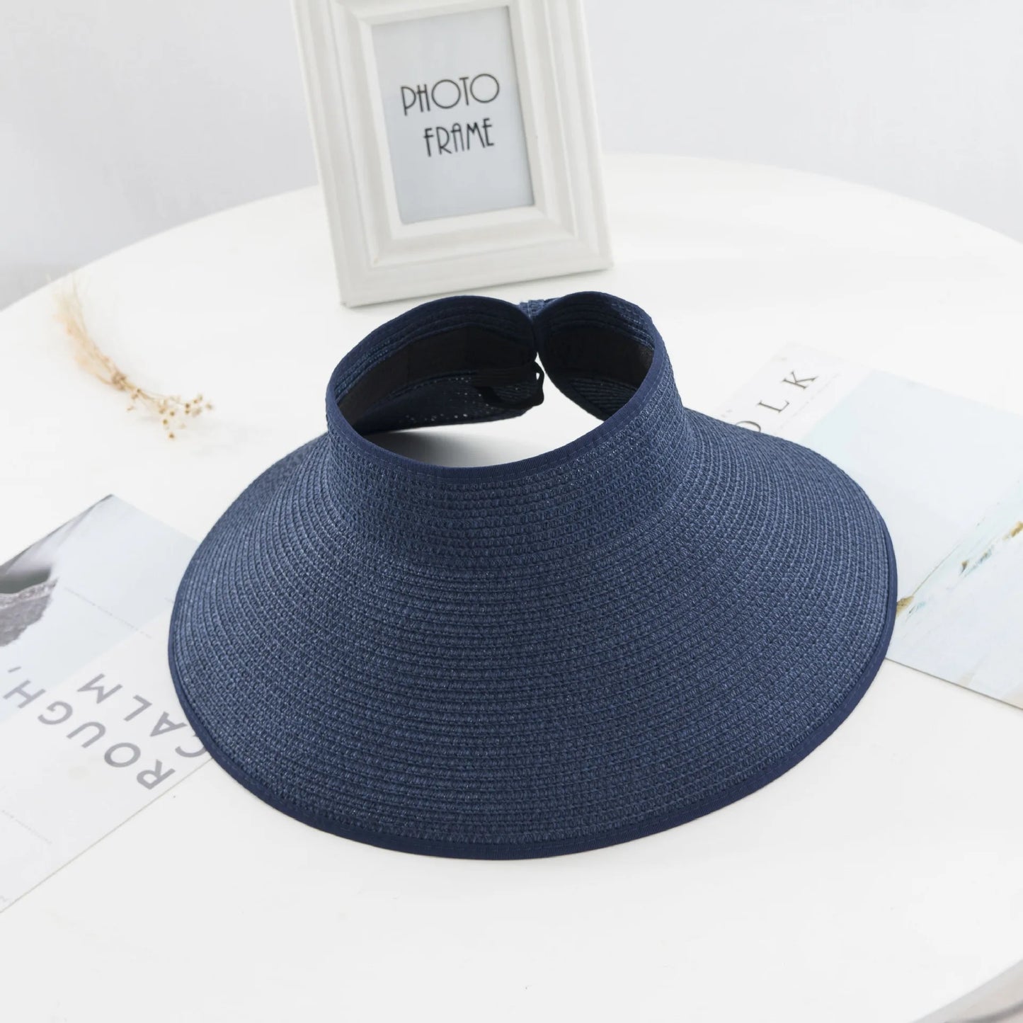 Chapeau de paille sur une chaise longue au bord de la piscine