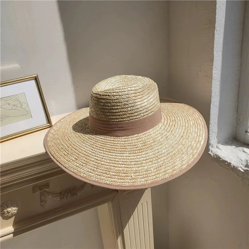 Chapeau de paille vu de dessus, bord large visible