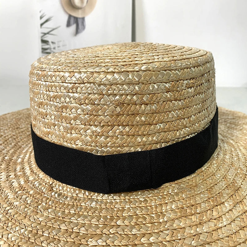 Chapeau de paille avec ombre portée sur le sol