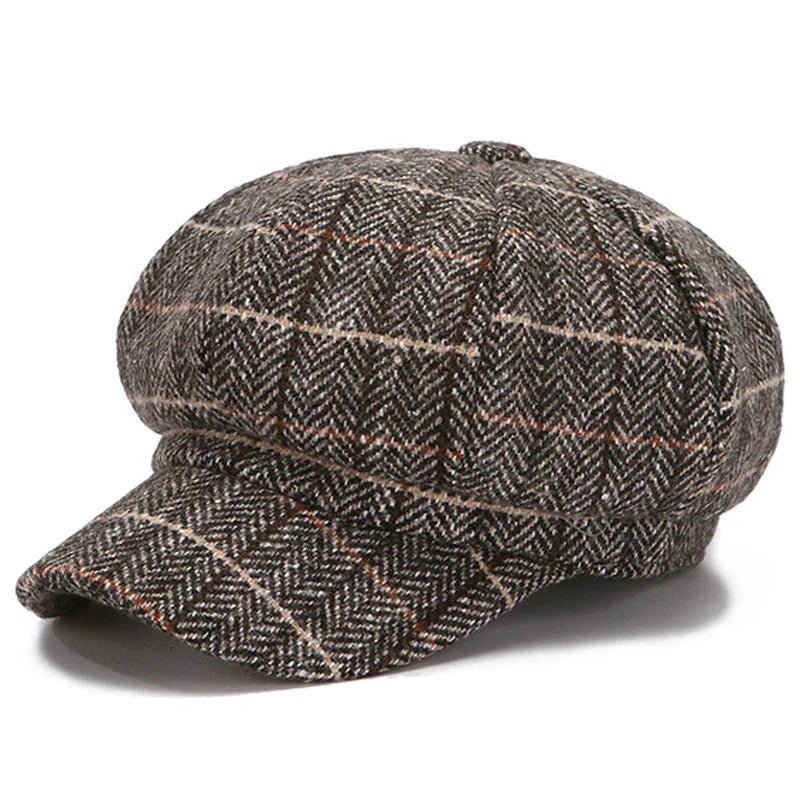 Vue latérale d'un béret à carreaux sur mannequin