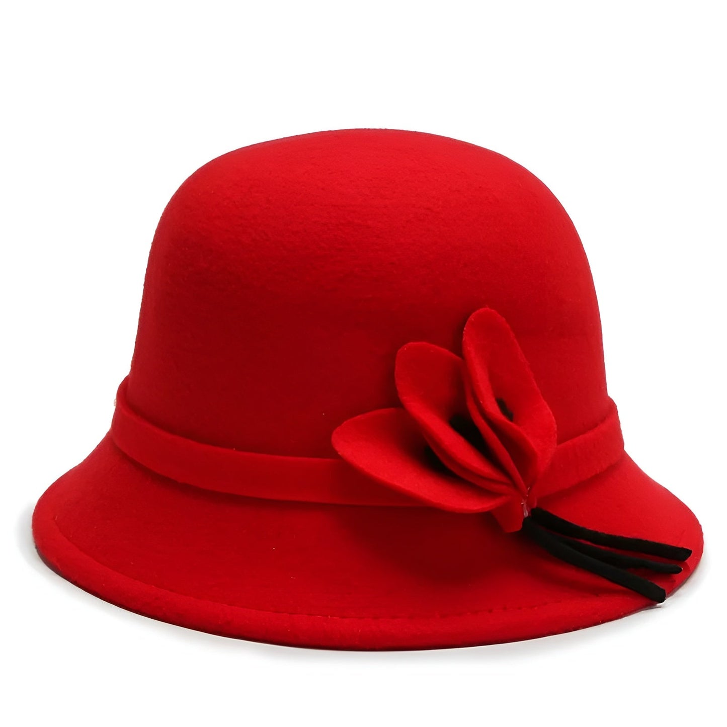Femme de profil portant un chapeau cloche, style chic